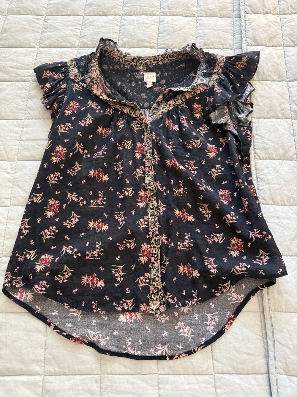 LA VIE Black Floral Ruffle Cap-Sleeve Blouse